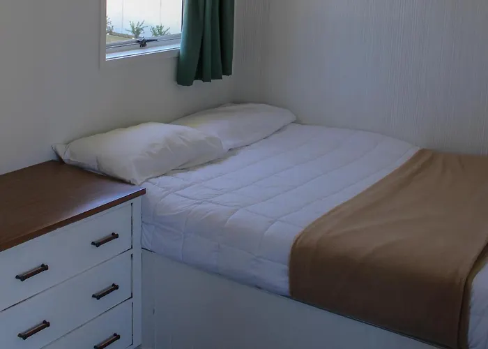 Holdens Bay 4*