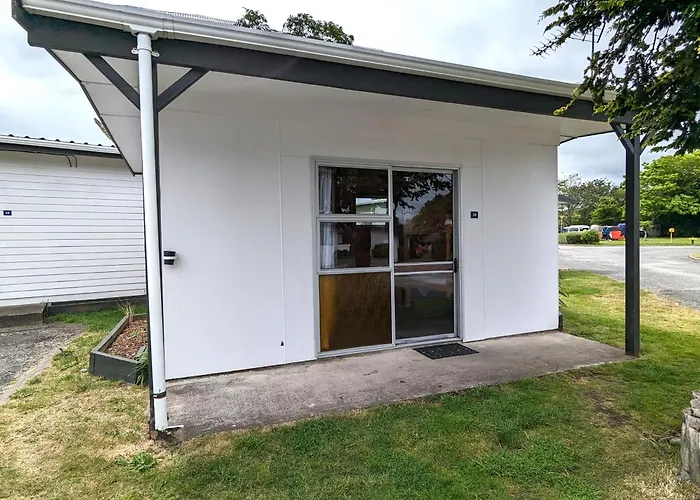 Holdens Bay 4*