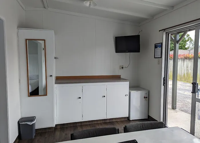 Holdens Bay 4*