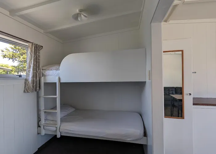 Holdens Bay 4*