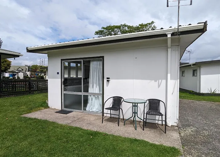Holdens Bay 4*
