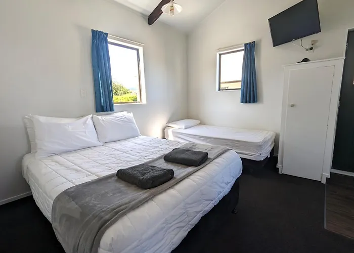 Holdens Bay 4*
