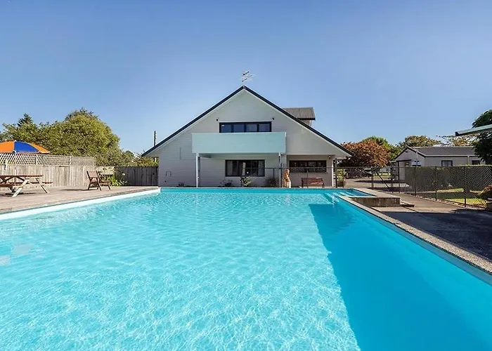 Holdens Bay 4*