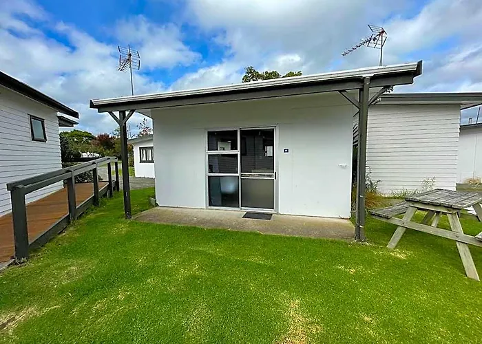 Holdens Bay 4*