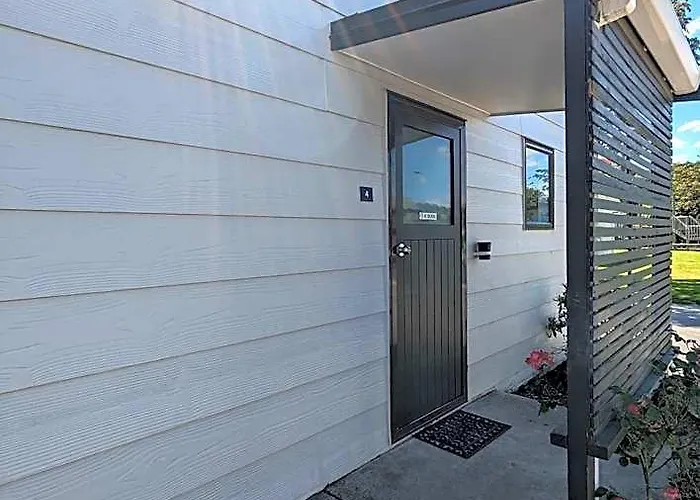 Holdens Bay 4*